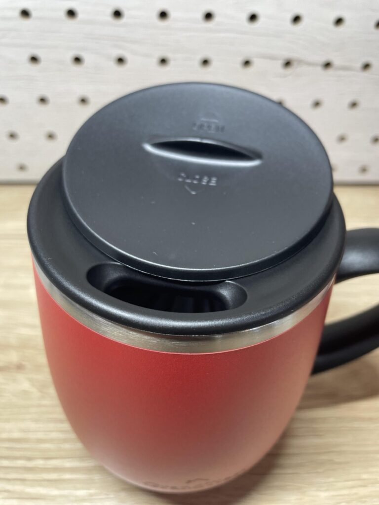 GrandTiesステンレスマグのスライド式フタ部分を上から撮影した写真