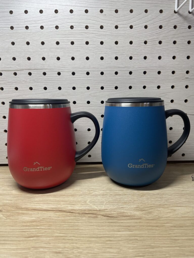 赤色と青色のGrandTies蓋付きステンレスマグを並べて撮影した写真
