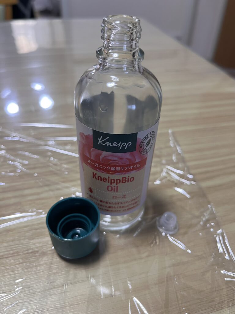 クナイプのビオオイル(ローズ)の中蓋を外した状態のガラス瓶。