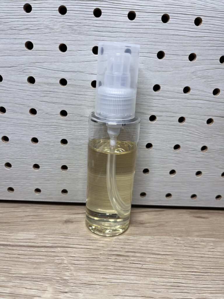 クナイプのビオオイルを無印良品の100mlポンプボトルに詰め替えた状態。