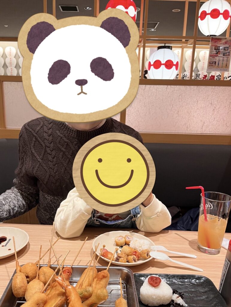 京都駅周辺の串カツ店で大人と3歳の子どもが一緒に食事をしている様子。