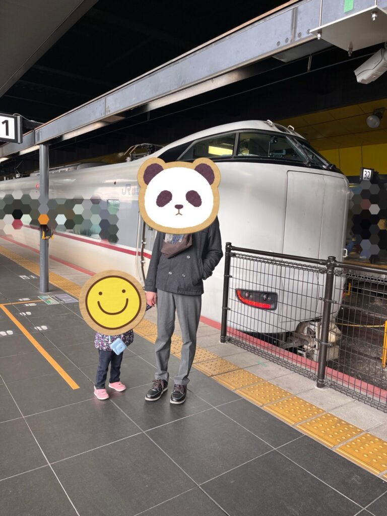 京都駅の在来線ホームで列車の前に立つ親子の様子。