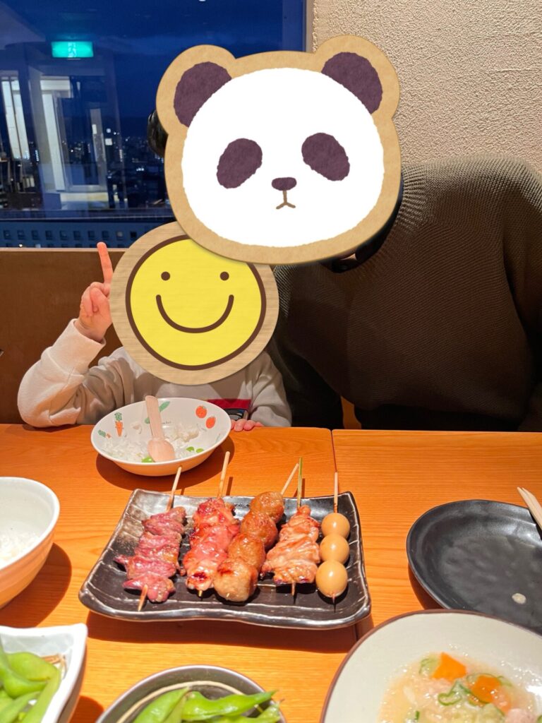 京都駅周辺の焼き鳥店で親子で夕食を楽しんでいる様子。