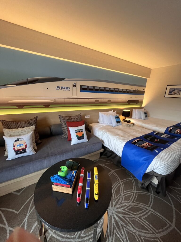 新幹線モチーフのベッドスローが置かれたトレインルームの客室内。