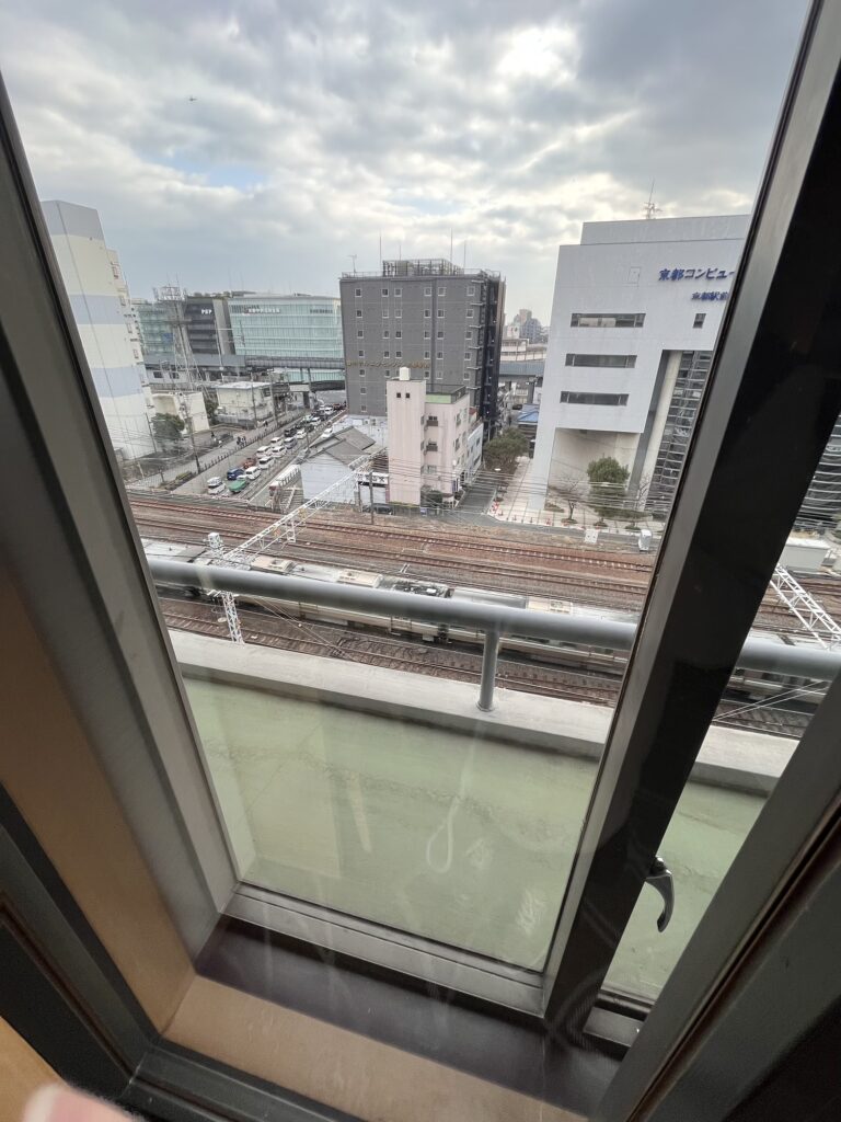 客室の二重窓構造が分かるように内窓と外窓の間を写した写真。