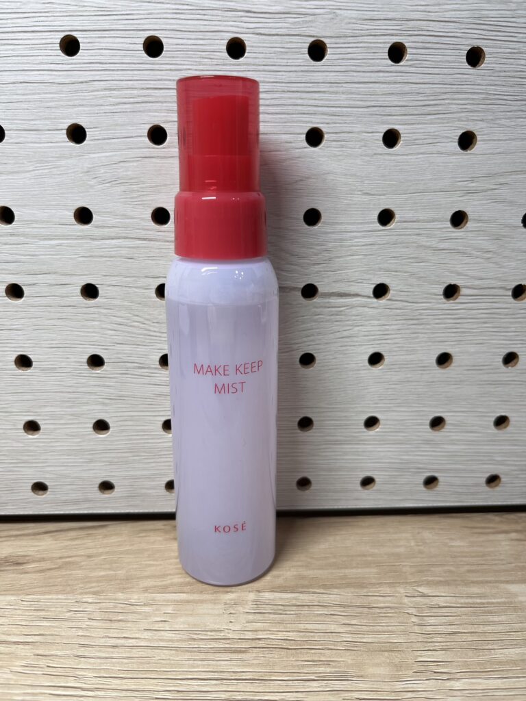 コーセーのメイクキープミストのボトルを棚の前で撮影した写真。
