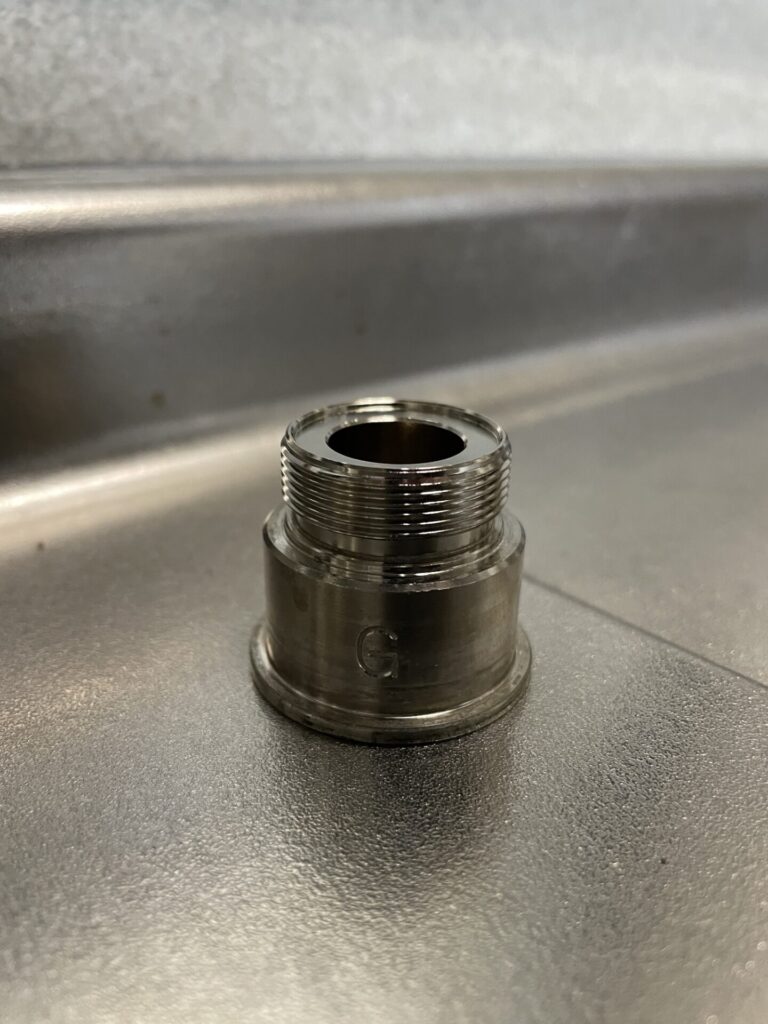 浄水器取り付けに使用する金属製アダプター部品。