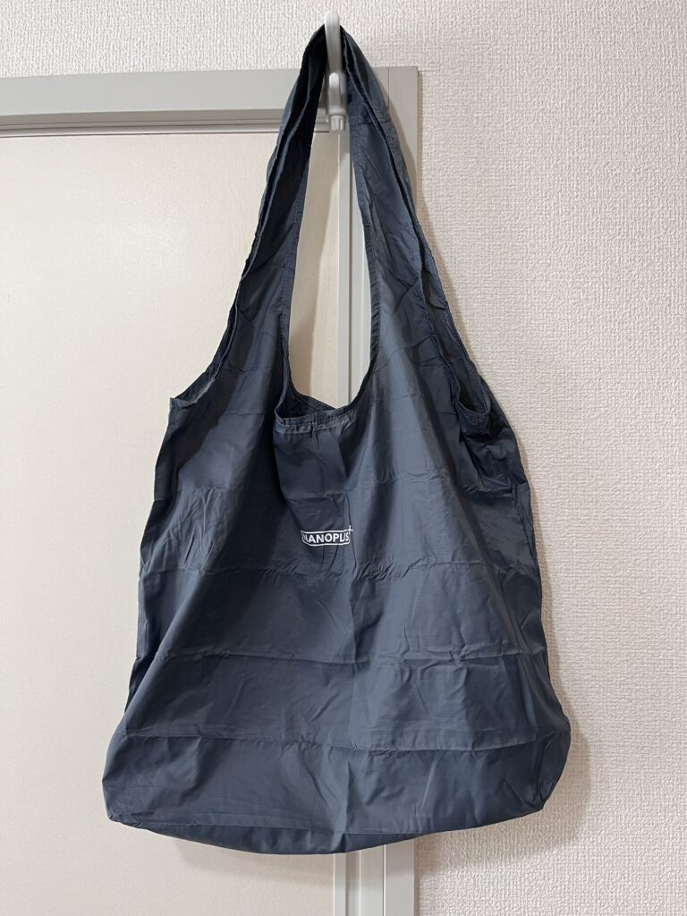 NANOPLUSスタンダードサイズのエコバッグをドアフックに掛けた様子。