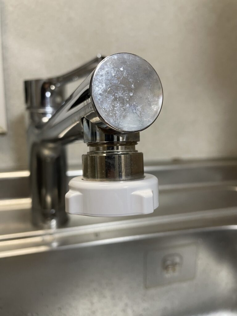 蛇口にアダプターを取り付けた状態の接続部分。