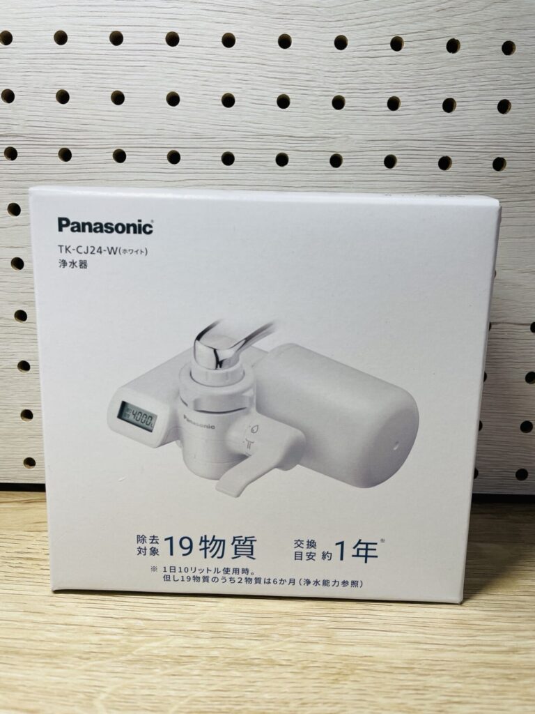 パナソニック浄水器TK-CJ24-Wの外箱正面に型番と製品写真が写っている様子。