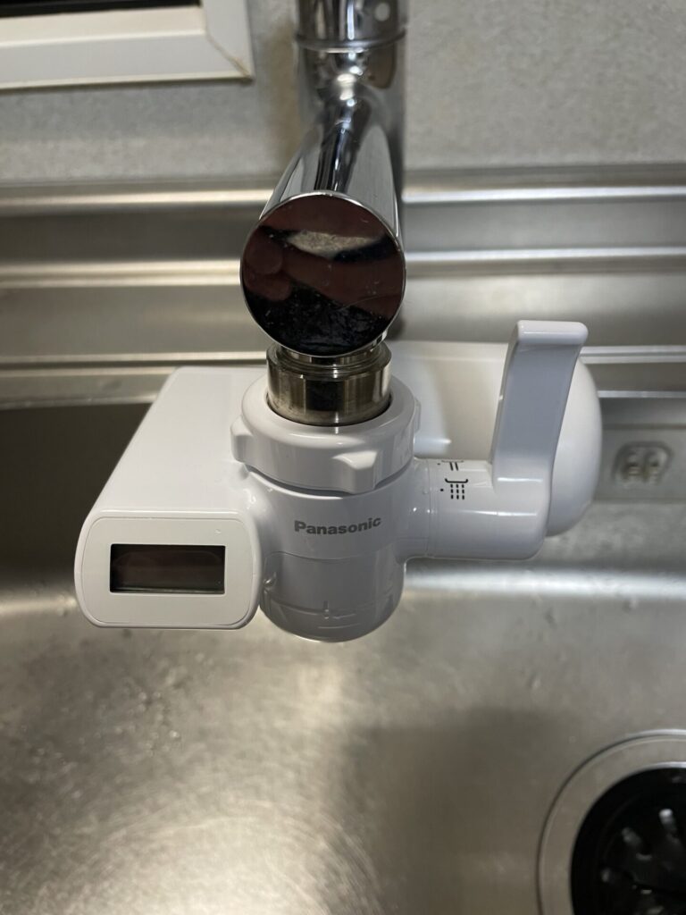 パナソニック浄水器TK-CJ24-Wの吐水口と切り替えレバー部分を正面から撮影した様子。