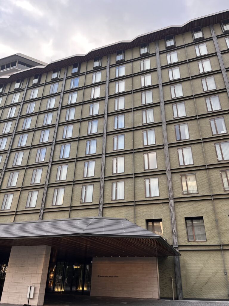 リーガロイヤルホテル京都の正面外観を下から見上げて撮影した写真。