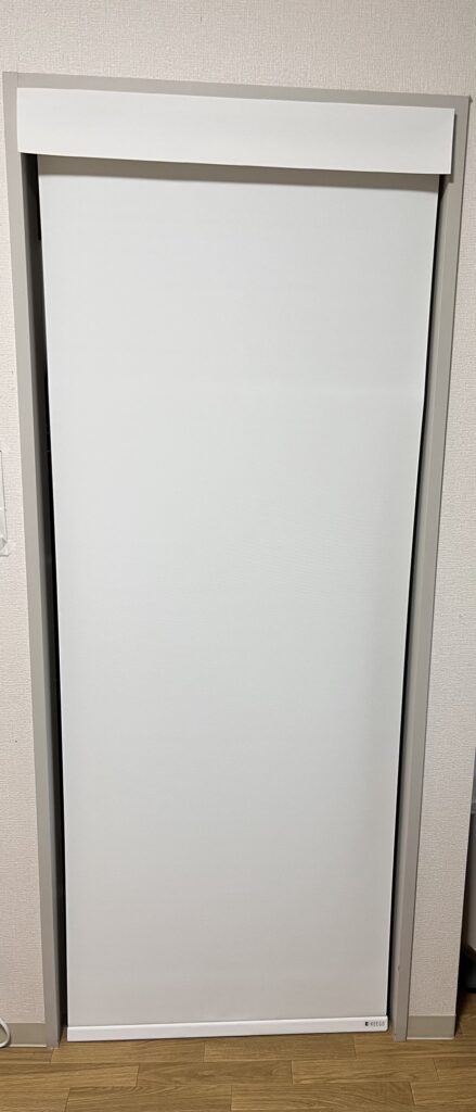 脱衣所の出入口に設置したロールカーテンを正面から見た状態。