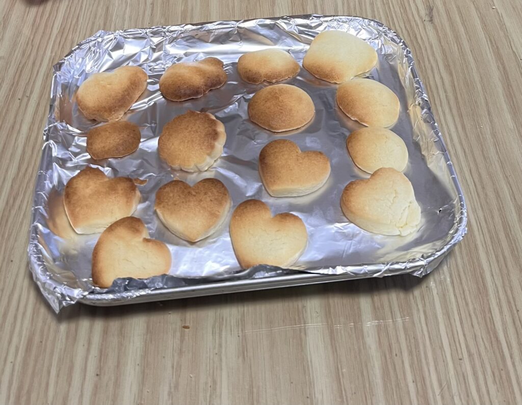 トースターで焼いたクッキーが並んだ天板