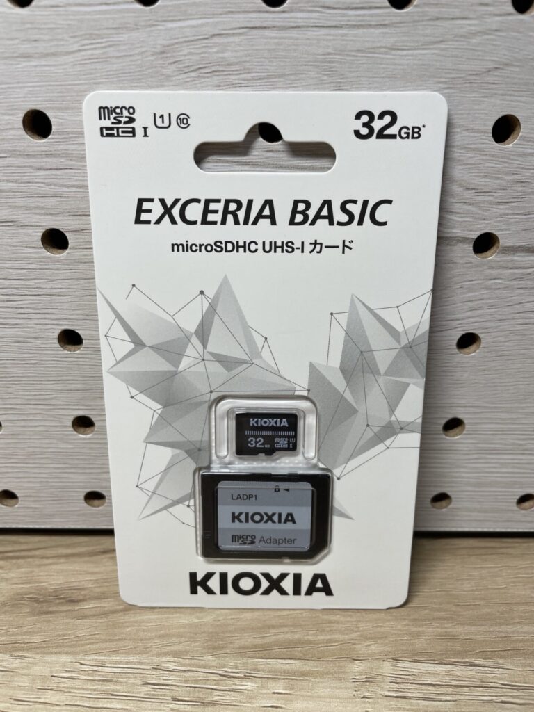 KIOXIA EXCERIA BASIC 32GB microSDHC UHS-Iカードのパッケージとアダプター。