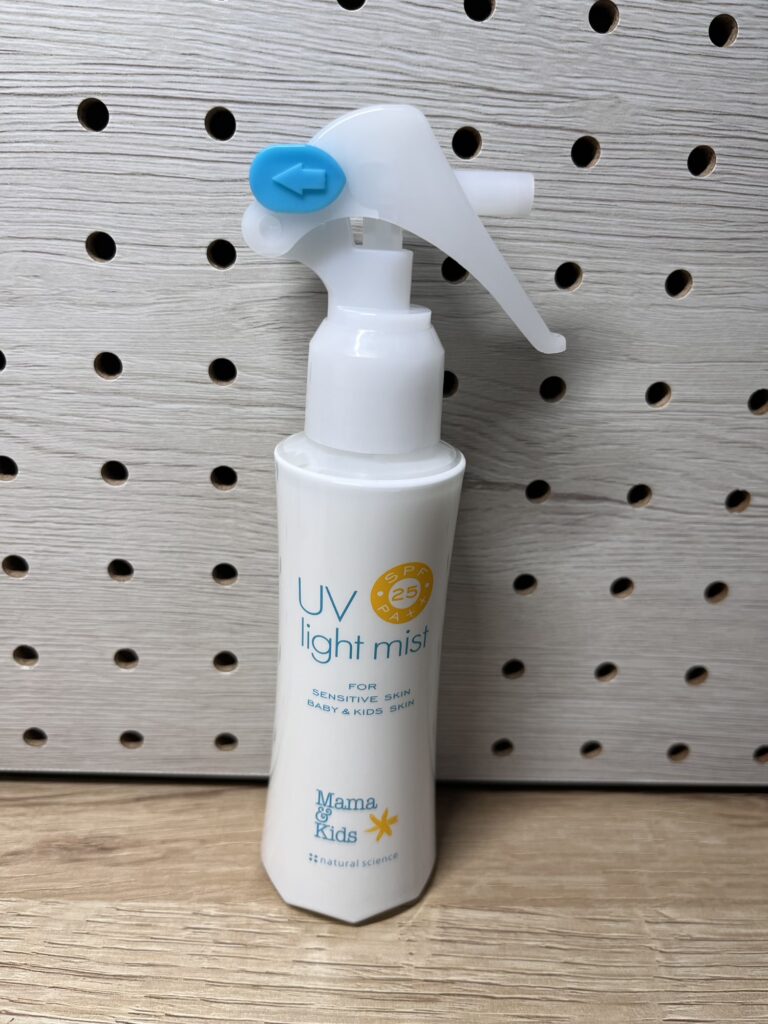 ママ&キッズのUVライトミストが木目の有孔ボードの前に置かれている。
