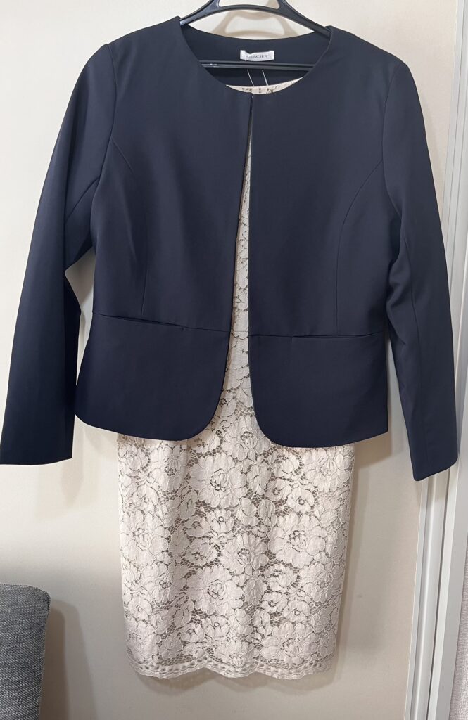 入園式で着用予定のネイビージャケットとベージュのレースワンピースのコーディネート。