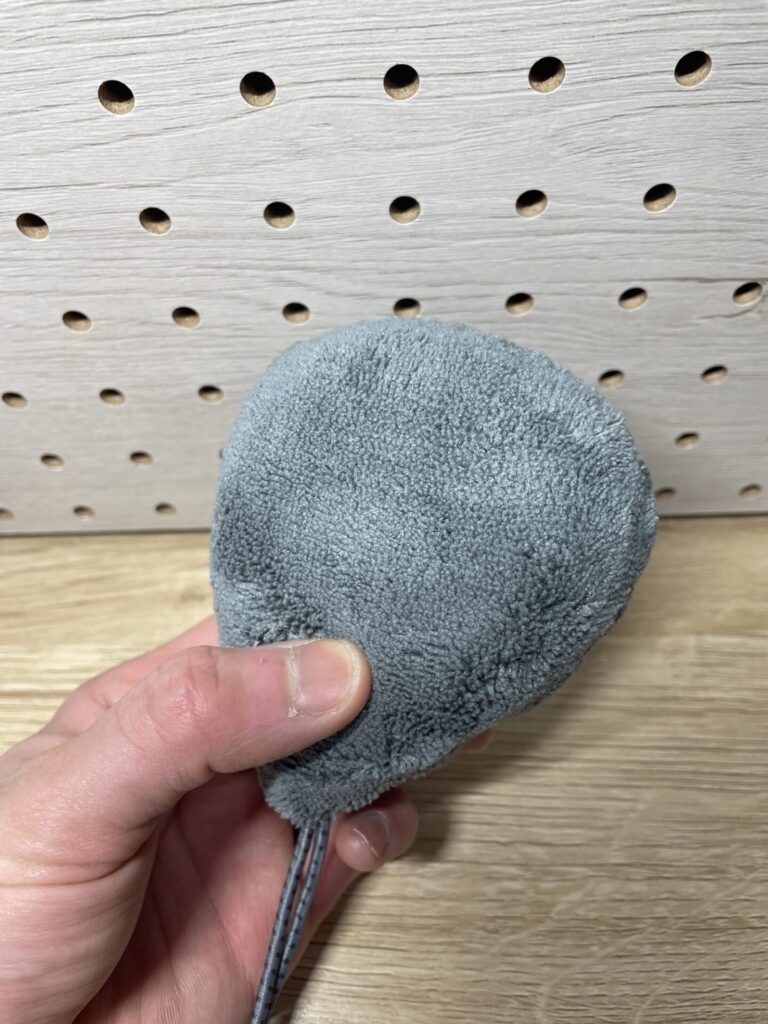 セリアの車内掃除用マイクロファイバークリーナー本体の質感がわかる写真。