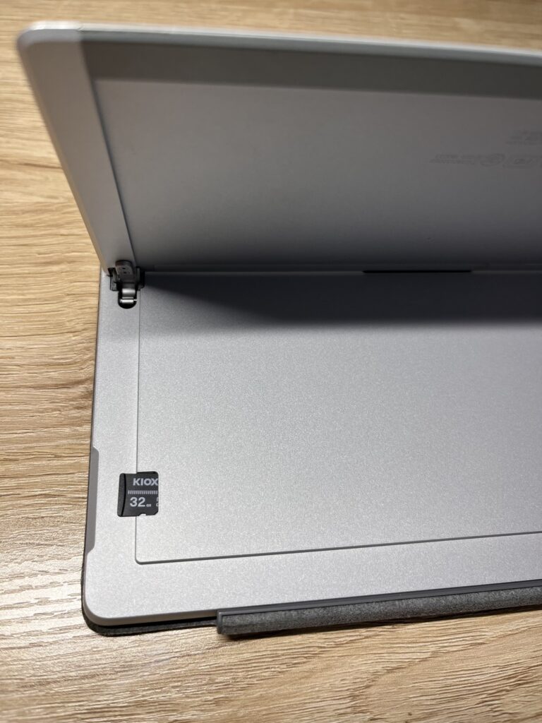 Surface Pro7のキックスタンド内側にあるmicroSDの挿入口にKIOXIA32GBカードを挿した様子。