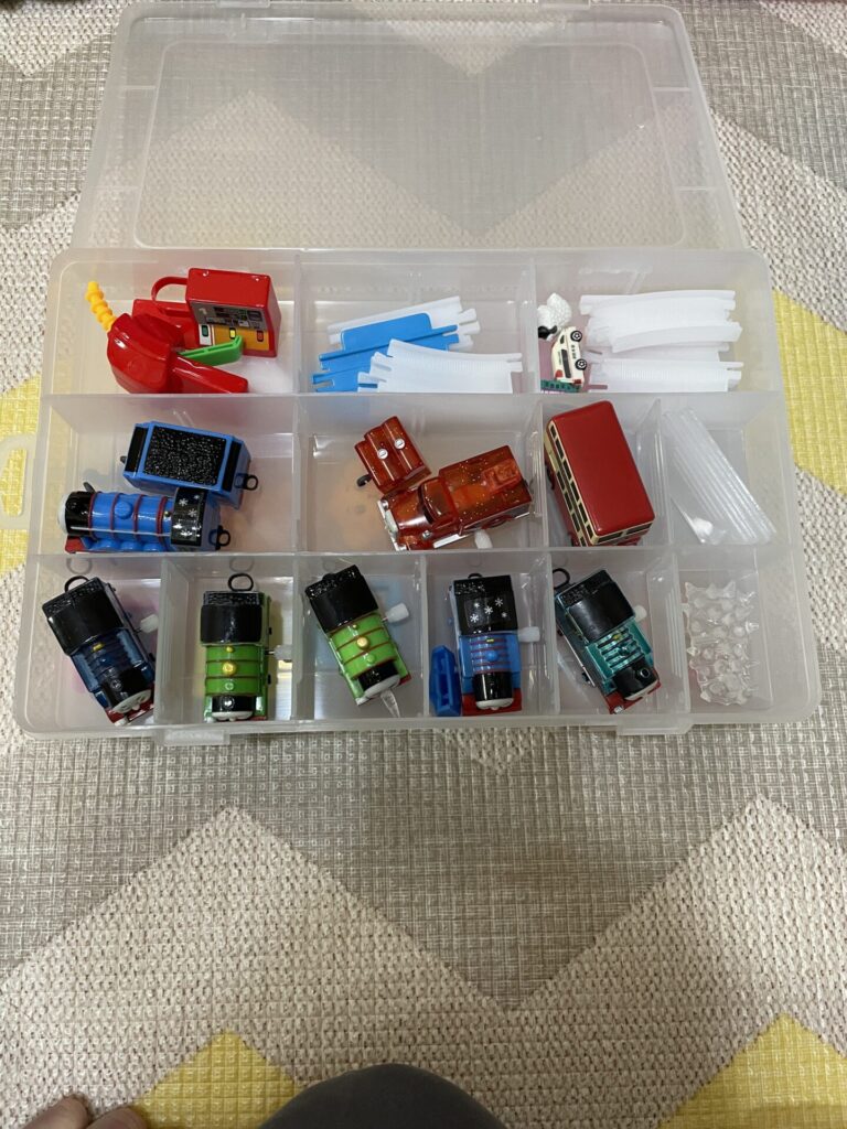 ダイソーの18マスセクションケースにトミカや細かいパーツを分けて収納した状態