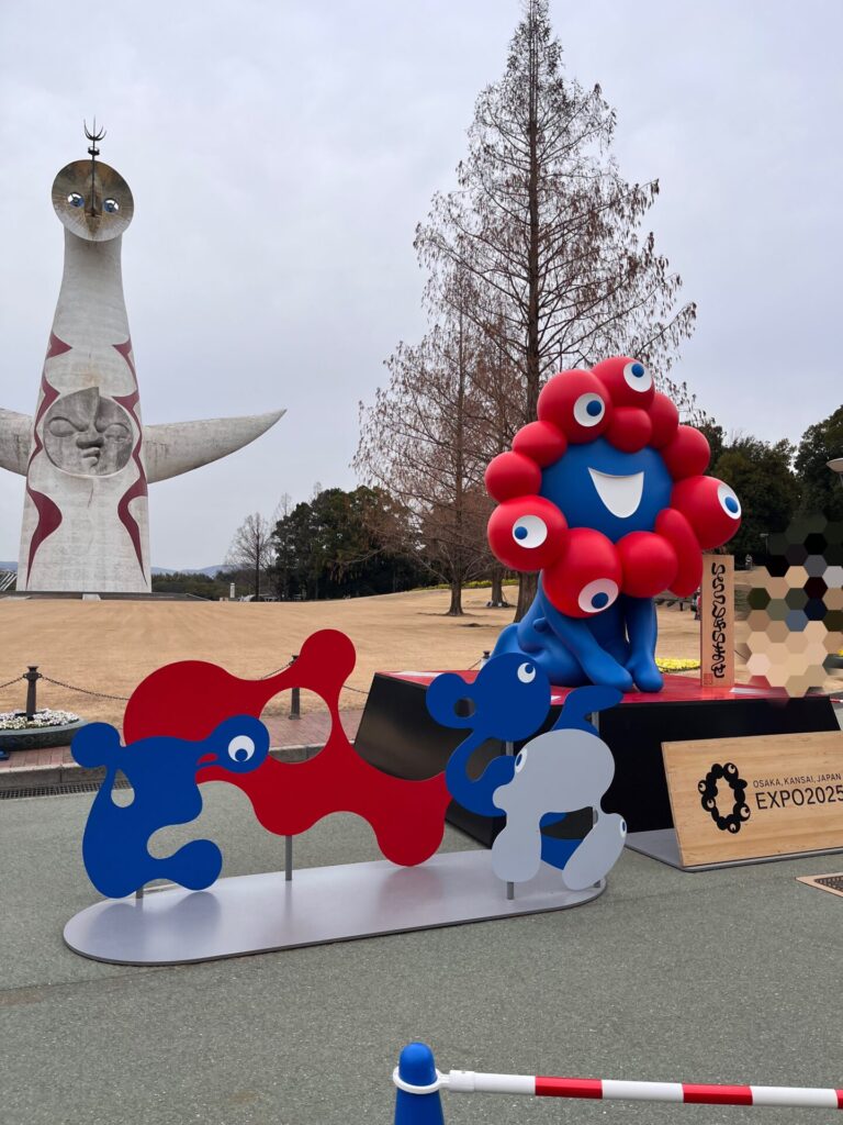 万博記念公園の太陽の塔の前に設置されたミャクミャクのモニュメント
