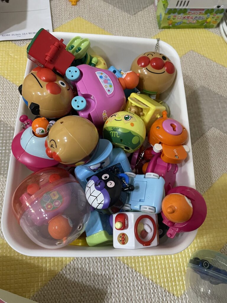 ガチャガチャのおもちゃが箱の中でごちゃ混ぜに入っている様子