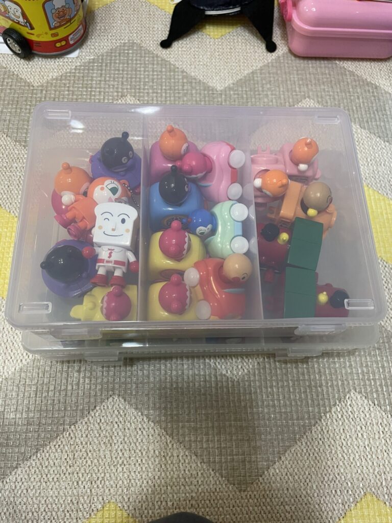 ダイソーのSIKIRI 3V 深型にアンパンマンのおもちゃをまとめて収納した様子