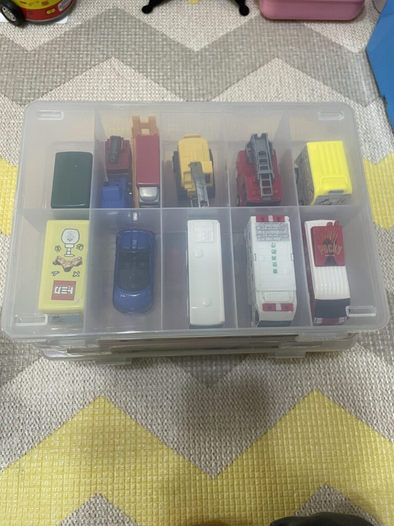 ダイソーのSIKIRI10仕切り深型ケースにトミカを分けて収納した状態