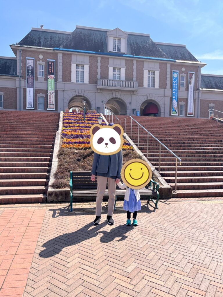 フルーツフラワーパークの建物前で子どもと過ごす様子