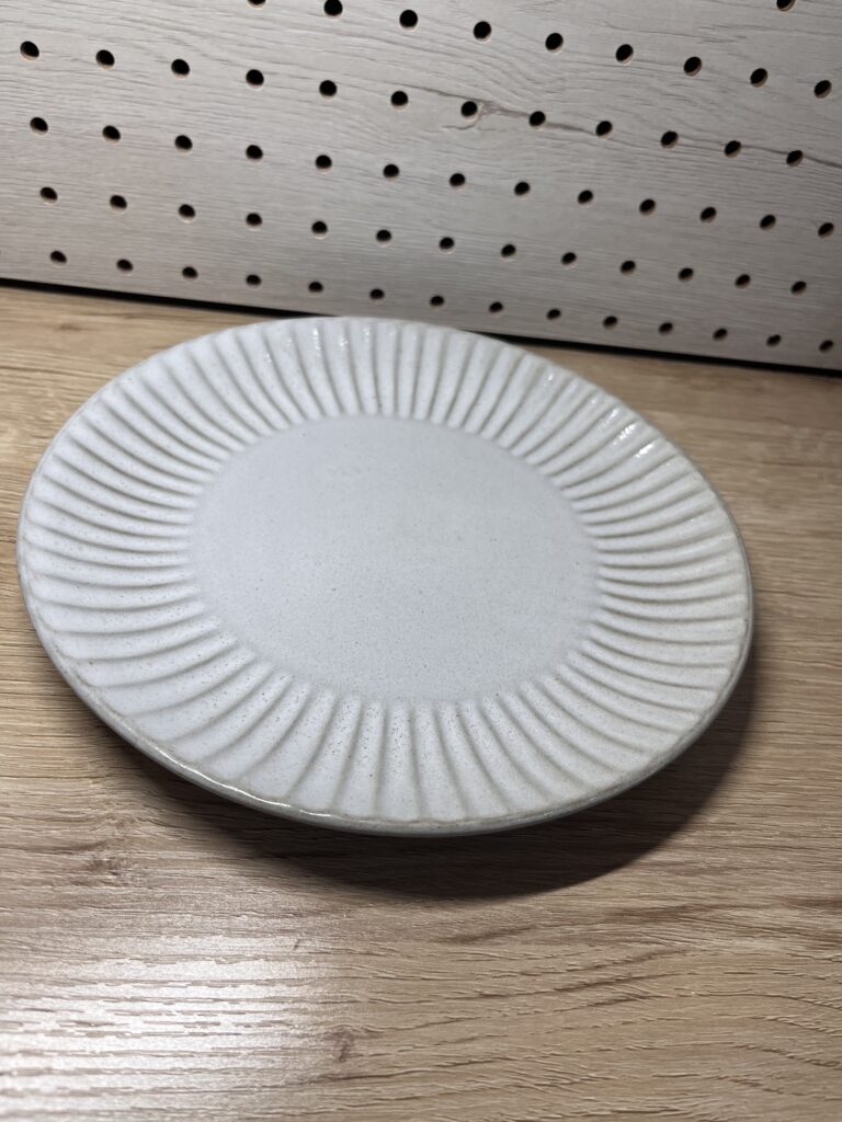 ニトリの唐茶削ぎプレート24cmのシンプルなデザイン