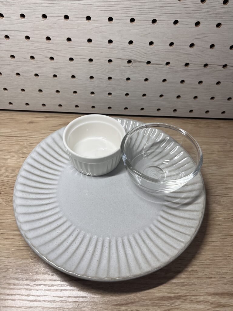 ニトリの皿にセリアの小鉢とガラス小鉢をのせたワンプレート例