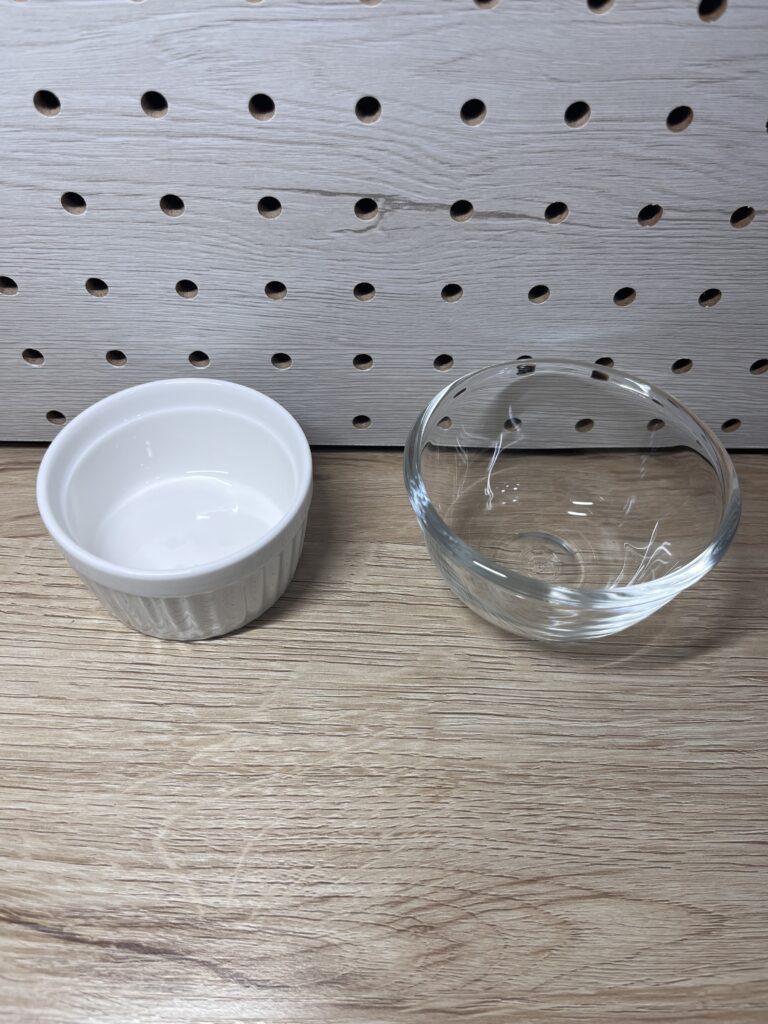 セリアで購入した白のココット小鉢とガラス小鉢（約9cm）