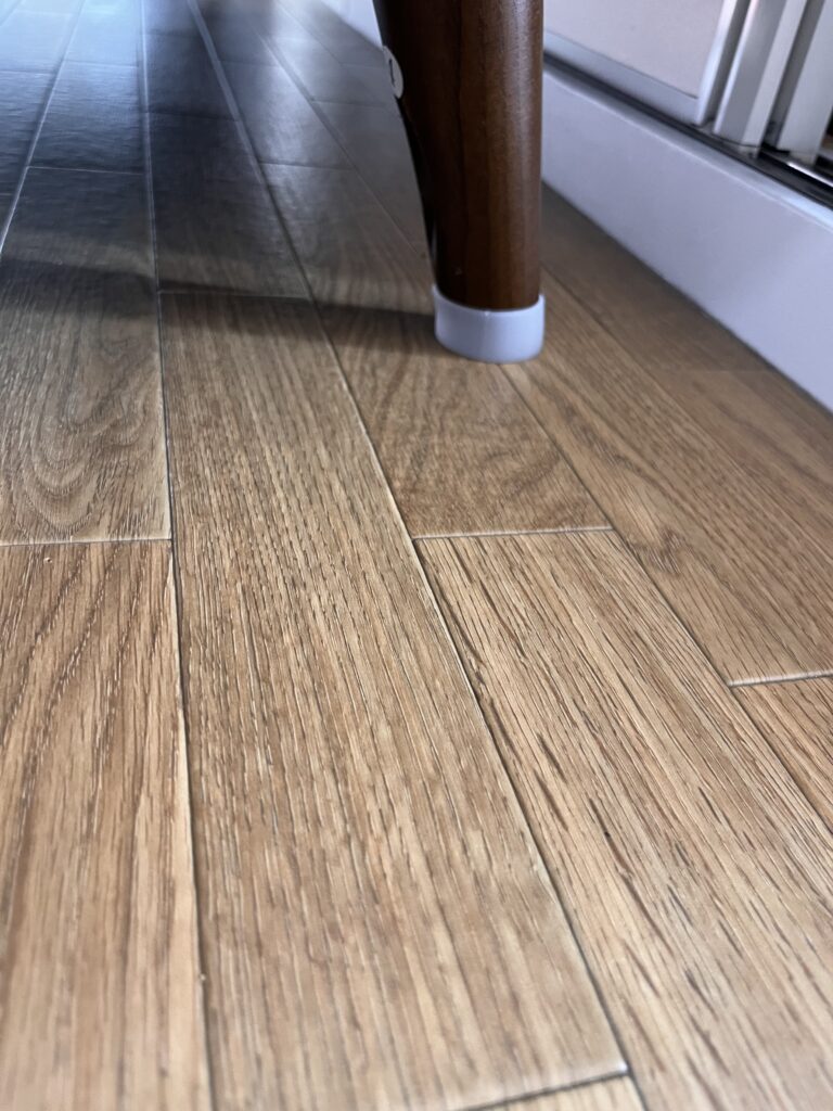 イスの脚にシリコンカバーを装着して床に設置した状態