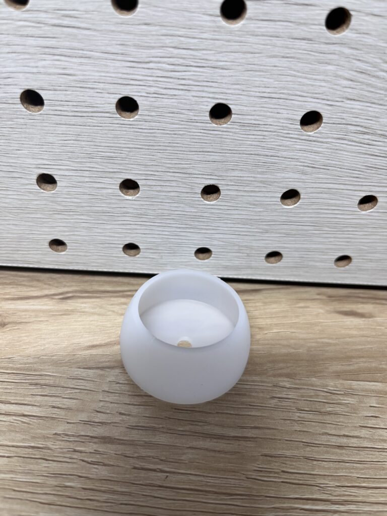 シリコン製のイス脚カバーを1個だけ置いた状態