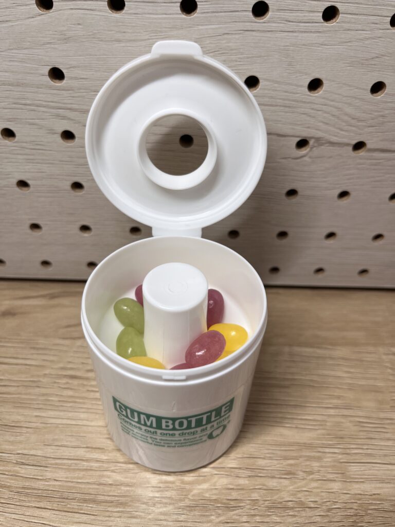 ガムボトルの中にグミを入れている状態