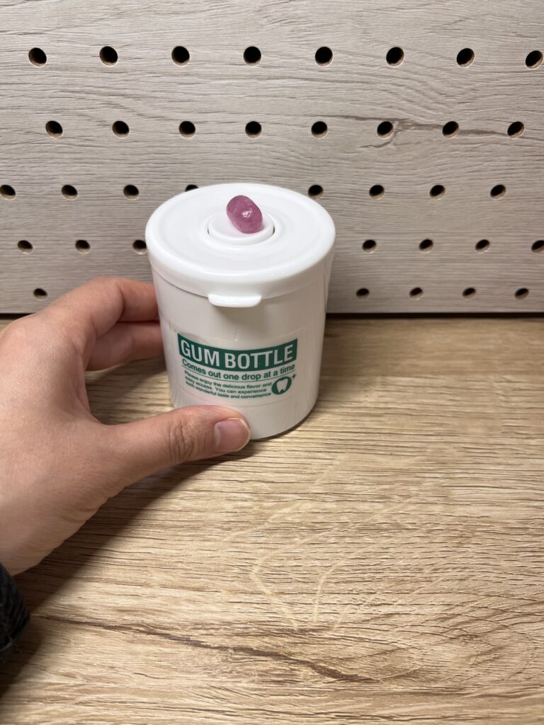 ガムボトルから1粒のグミが出ている様子