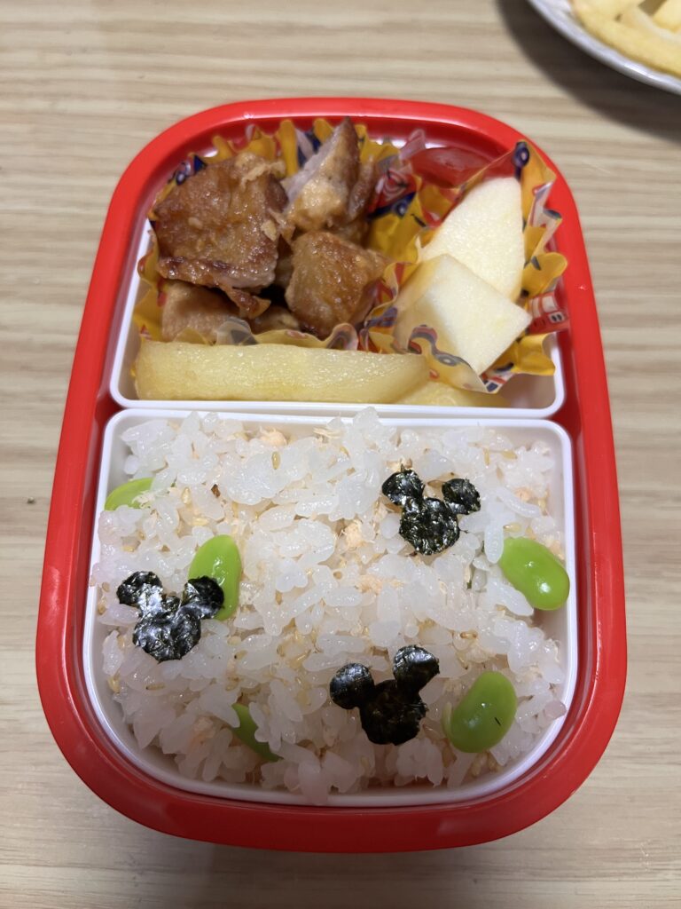 3歳児の初めての幼稚園お弁当の中身をシンプルに詰めた実例