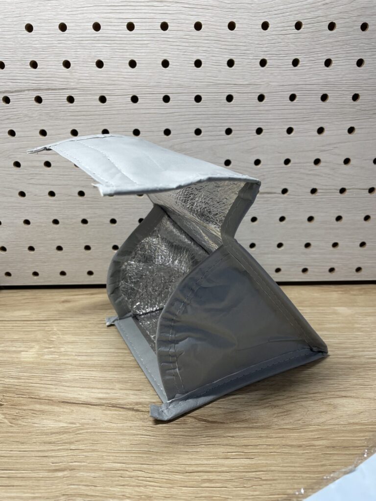 セリアのおにぎり用ランチバッグを開いた状態の側面