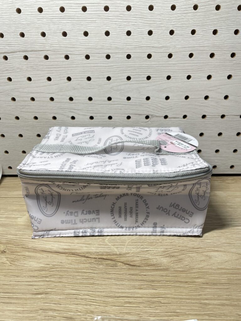 セリアのグレーの保冷ランチバッグを閉じた状態