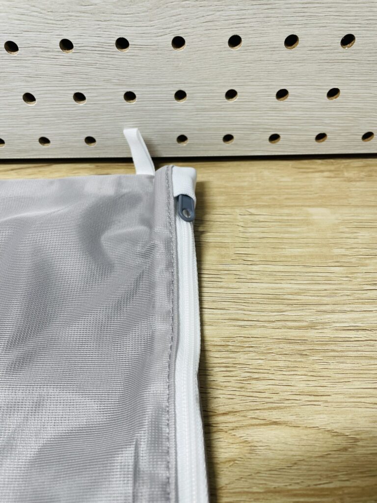 無印良品の洗濯ネットのファスナー部分とロックの仕様がわかるアップ