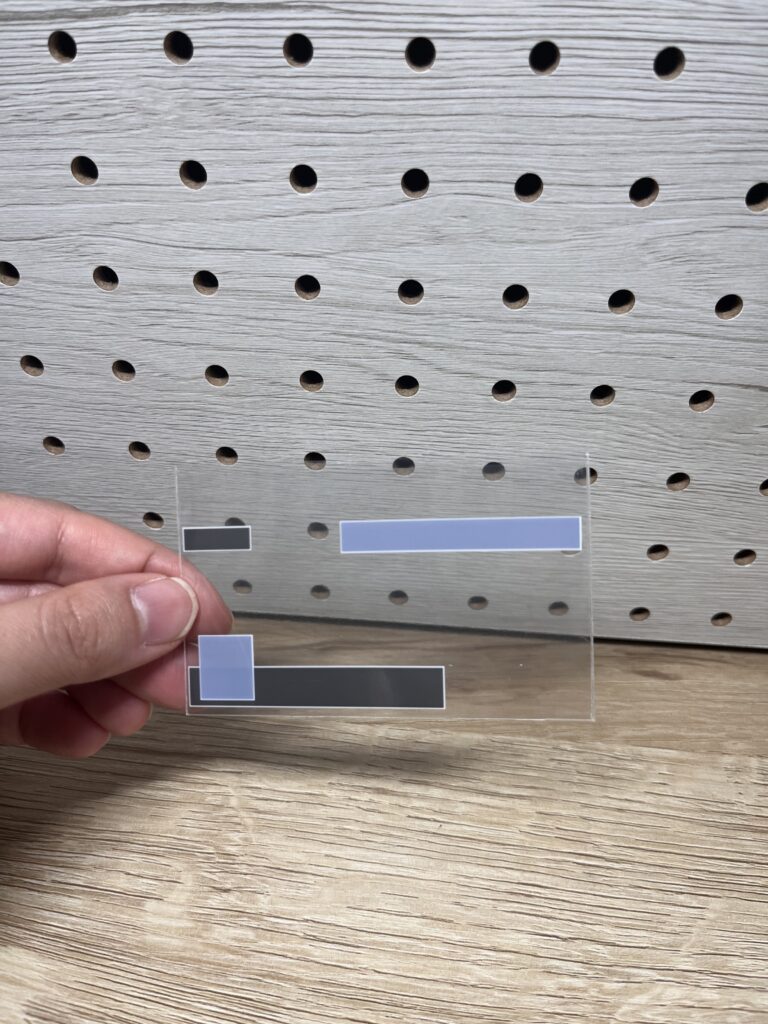 マイナンバーカードの番号やバーコード部分を隠せるカード保護スリーブの実物。