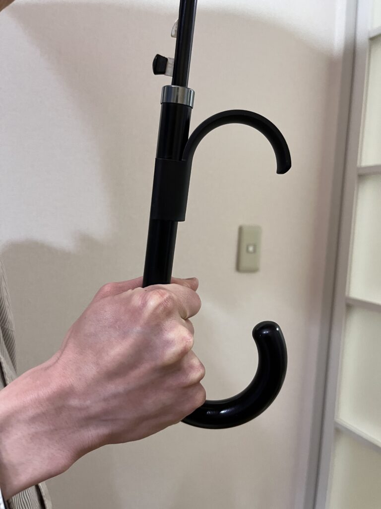 傘の持ち手にセリアの傘ホルダーを取り付けた状態