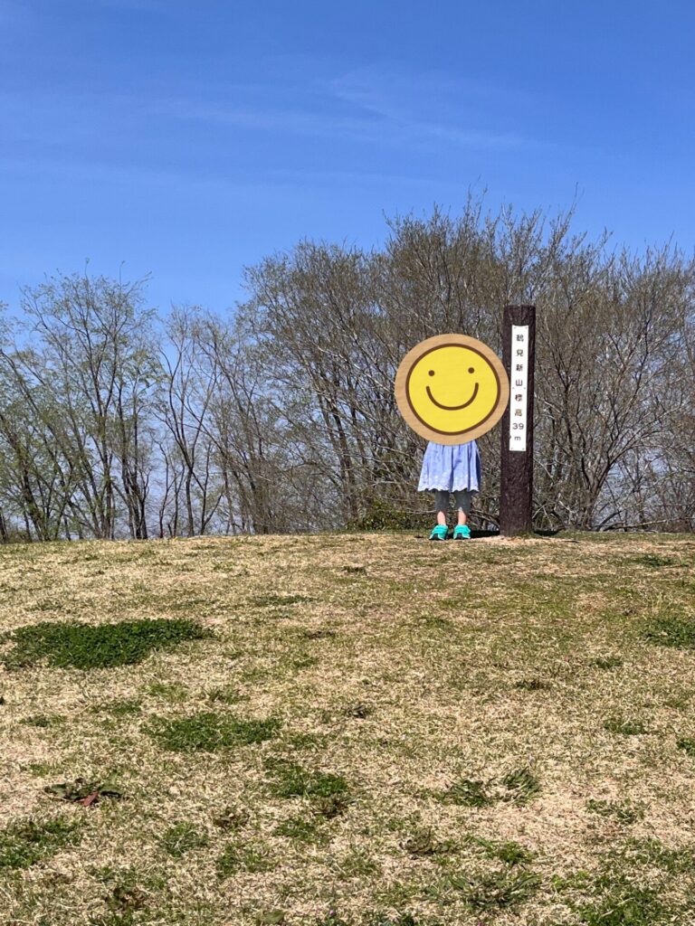 鶴見緑地の鶴見新山の丘で子どもが立っている様子