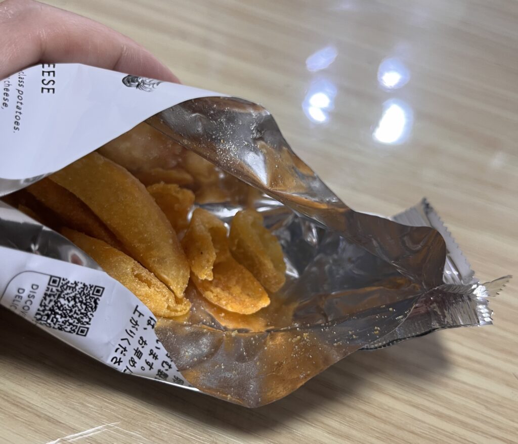 AND THE FRIETのドライフリット チェダーチーズ味を開封した様子