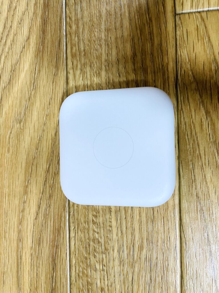 Nature Remo mini 2本体を床に置いて撮影した写真