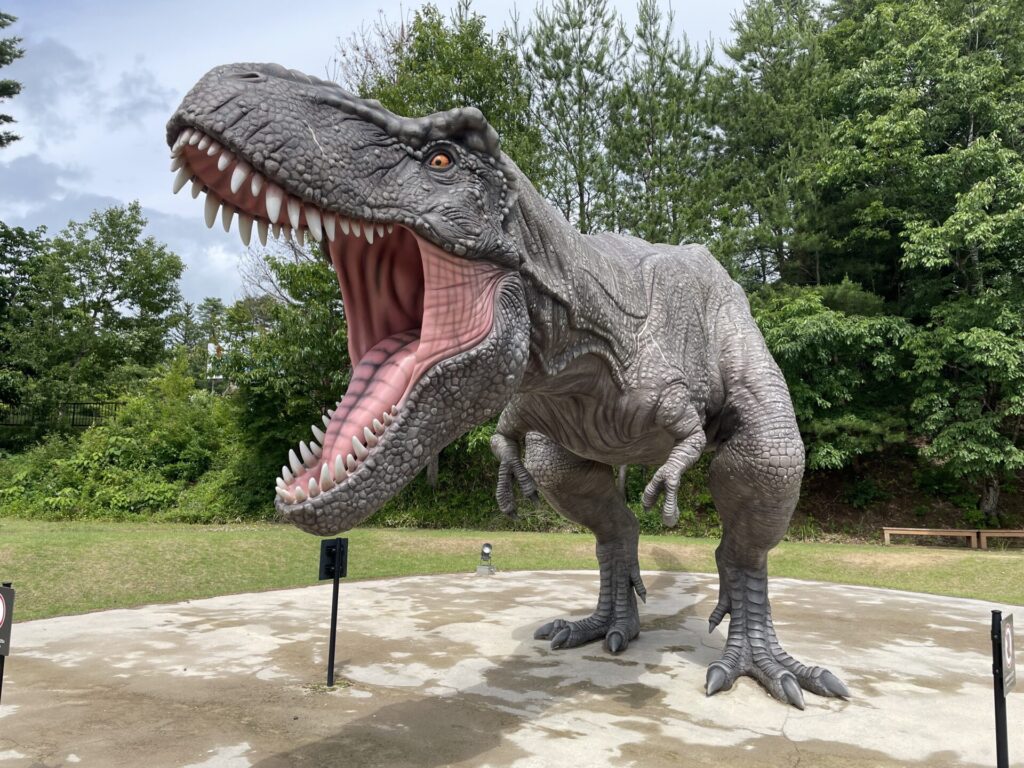 福井県立恐竜博物館横の大型恐竜オブジェ