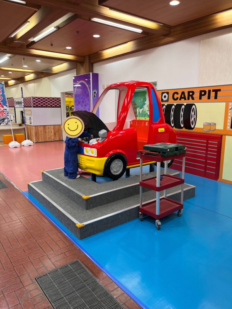 キッズパラダイスで自動車整備士になりきる3歳児