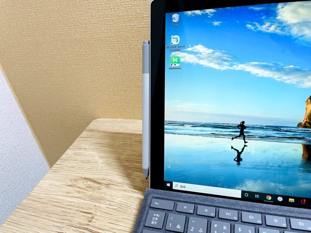 Surface Pro 7本体側面にSurfaceペンを装着した様子