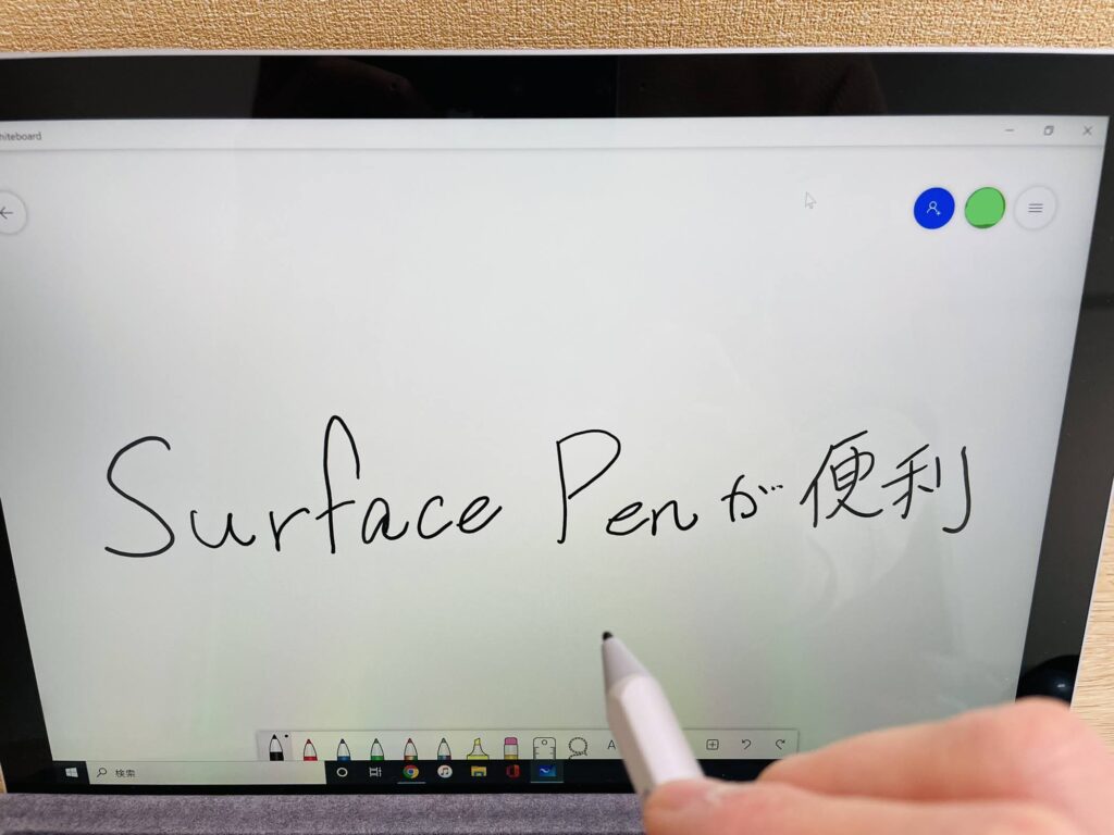 Surfaceペンで画面に手書き入力している様子