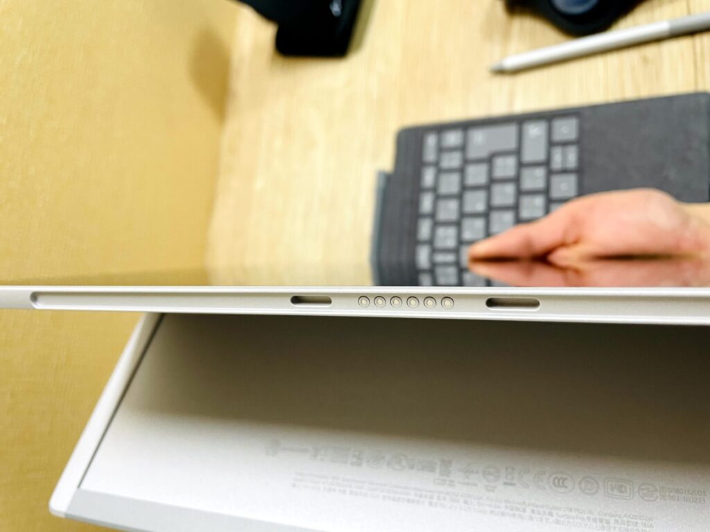 Surface Pro 7本体とタイプカバーの接続部分
